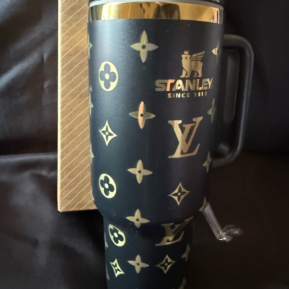 New Stanley 40oz Black and Gold Laser L Engraved V with Straw - Picture 4 of 7